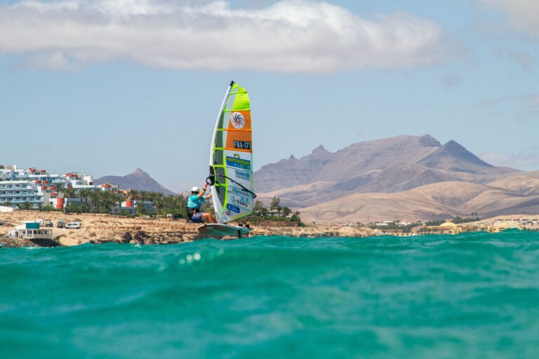 Vientos favorables en el segundo día de la competición de Foil Slalom en el Mundial de Windsurf