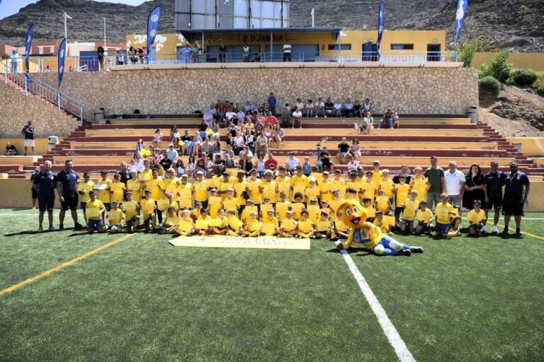 Más de 80 jóvenes disfrutan del IV Campus de la U.D. Las Palmas en Morro Jable