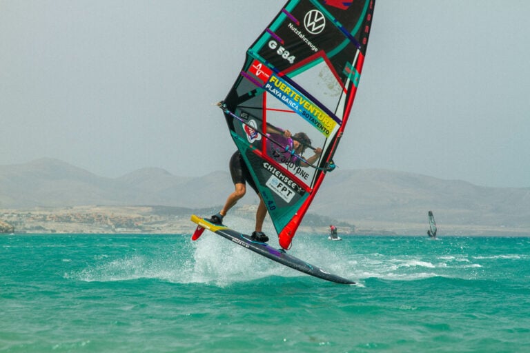El Campeonato de Windsurf y Wingfoil junto a La Carpa de Fuerteventura:un evento deportivo, sostenible y con buena música único en el mundo