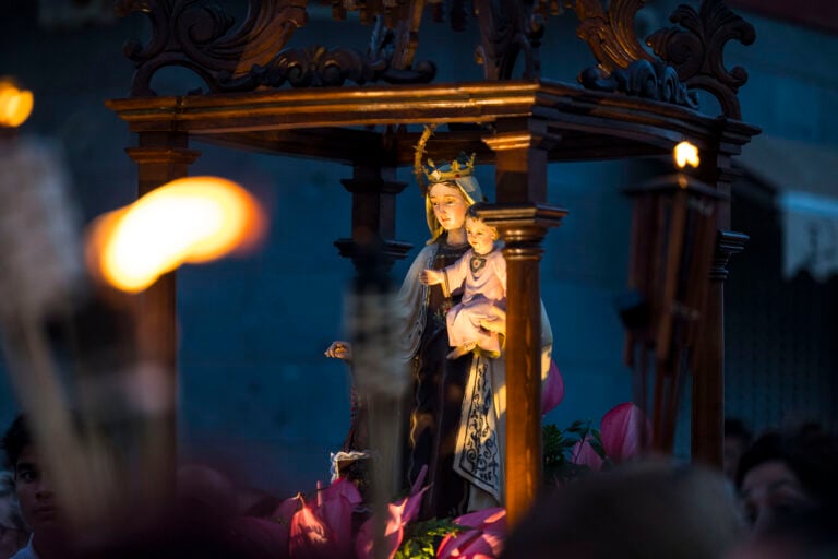 El cielo de Corralejo se llena de luz durante la Procesión Nocturna en honor a la Virgen del Carmen