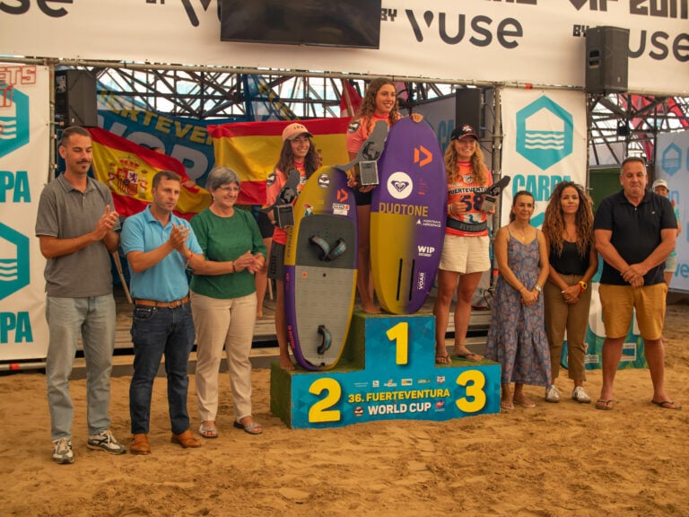 Los campeones de Freefly Slalom y Freestyle de Wingfoil reciben sus galardones en Sotavento