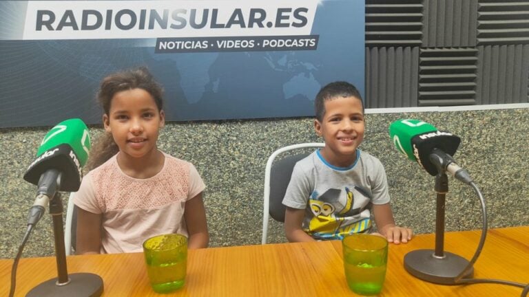 Fatma Mohmaed y Ihaia Mahfud, fascinados por el agua en Fuerteventura