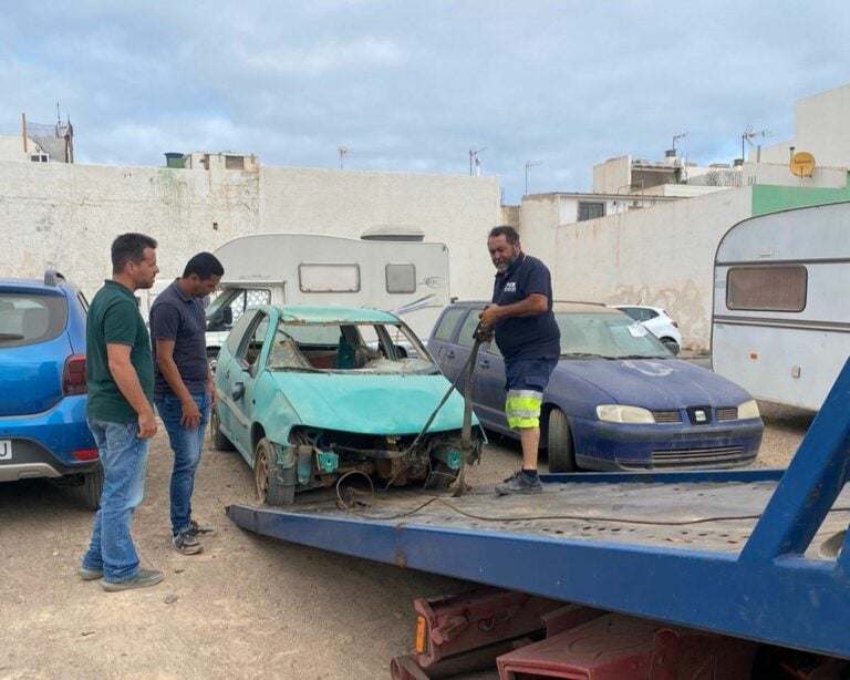 La Oliva intensifica la retirada de vehículos abandonados en las calles del municipio