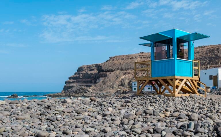 La Playa de Los Molinos cuenta por primera vez con una torre de socorrismo