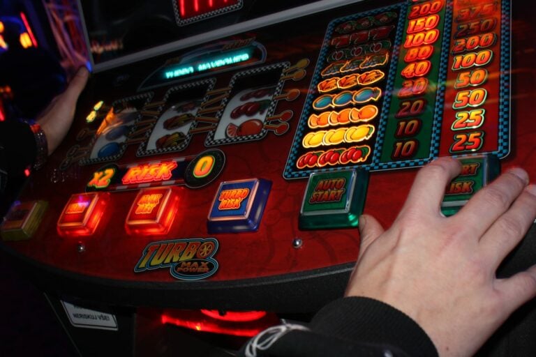 Canarias aleja las salas de juegos de los colegios: Puerto del Rosario y Morro Jable afectados