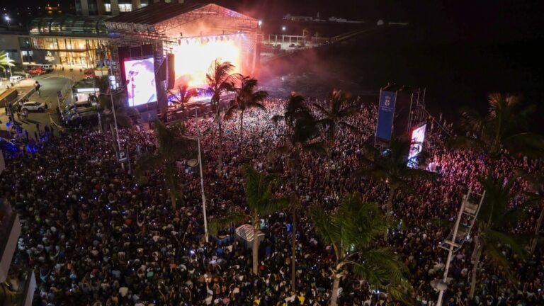 Arrecife se consolida culturalmente: Sebastián Yatra reúne a 65,000 personas en la playa del Reducto