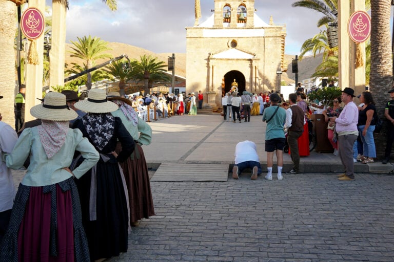 Miles de peregrinos se congregan en la tradicional Romería-Ofrenda en honor a la Virgen de La Peña