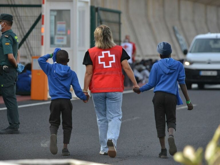 El PSOE y Junts concluyen el pacto migratorio con el reparto desde Canarias