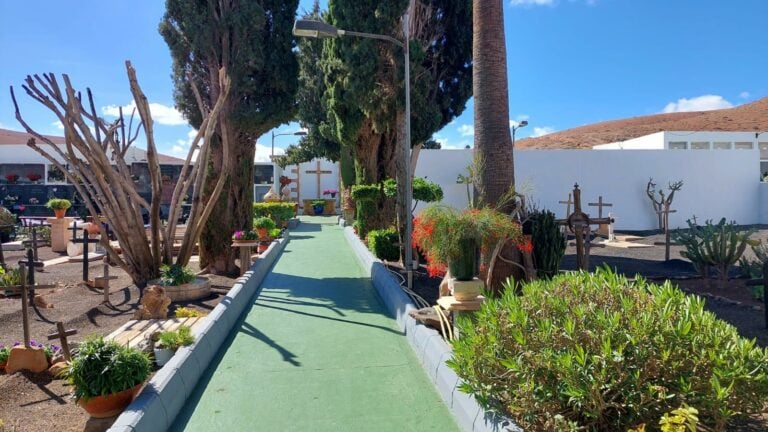 El Ayuntamiento realiza labores de acondicionamiento y limpieza en los cementerios del municipio