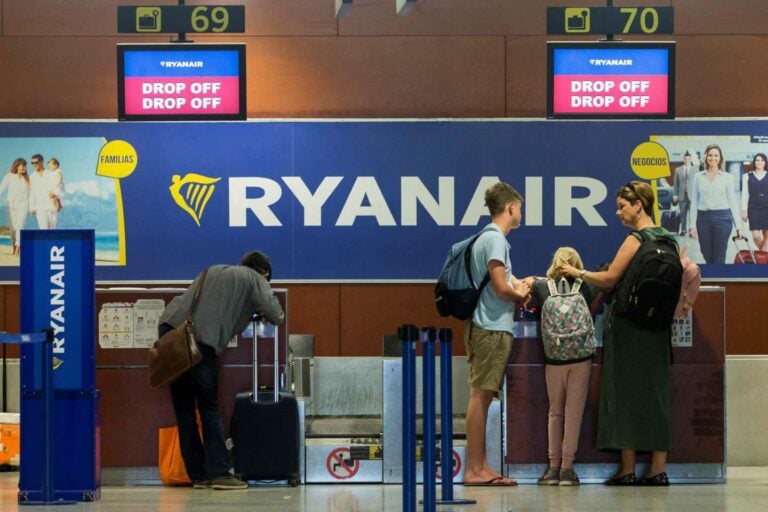 Ryanair eliminará las tarjetas de embarque en papel y mostradores de facturación en 2025