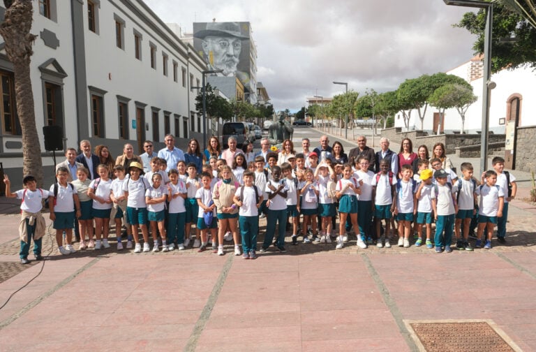 Los escolares del CEIP Puerto Cabras se sumaron, además, a la tradicional ofrenda en honor a Manuel Velázquez Cabrera