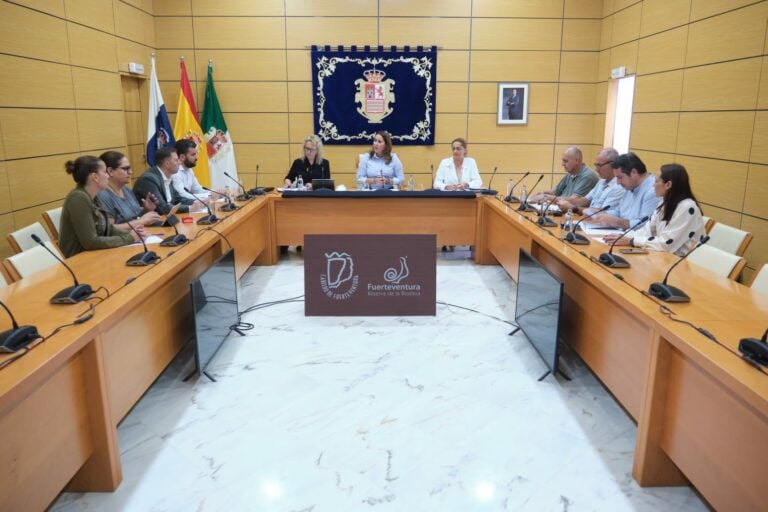 Cabildo y ayuntamientos sellan su compromiso por la planificación energética en Fuerteventura
