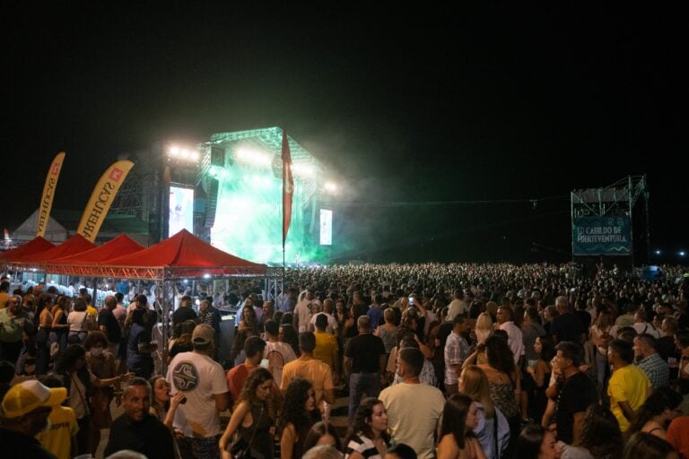 Más de 15.000 personas en la primera jornada del Festival Arena Negra con los ritmos de Gente de Zona