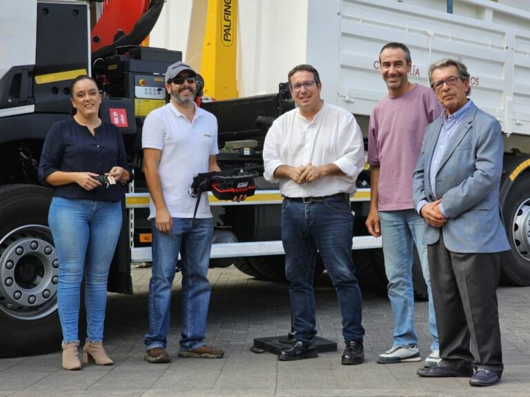 Puerto del Rosario moderniza su flota municipal con un nuevo camión grúa de alta capacidad