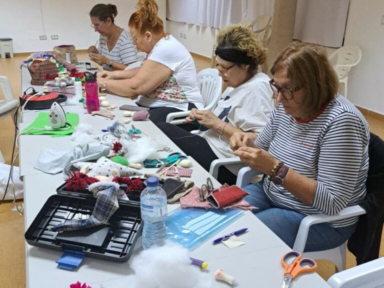 El Centro Cultural de El Matorral se convierte en un espacio para el arte de las muñecas artesanales