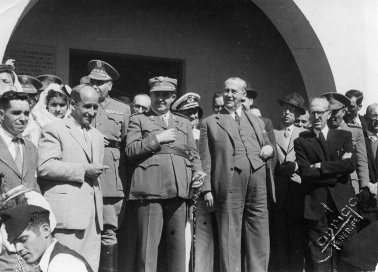 Puerto del Rosario rompe con su pasado franquista y retira la alcaldía honoraria al general García Escámez