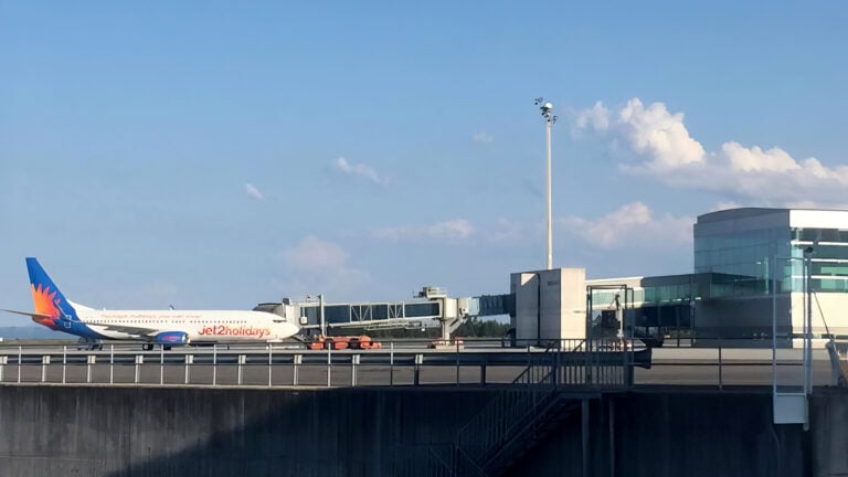 Un vuelo salido de Fuerteventura aterriza de emergencia en Santiago tras detectar humo en cabina