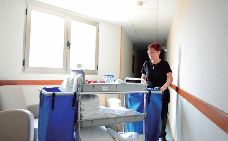 Las ‘Kellys’ podrán jubilarse a los 52 años sin perder pensión: otras 11 profesiones más también lo harán