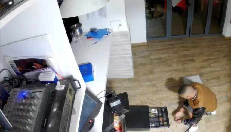 Detenido un joven por robos con fuerza en tres comercios de Caleta de Fuste