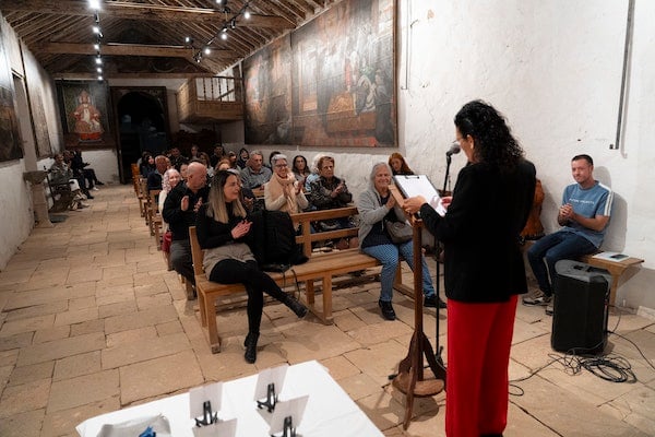 La Iglesia de Ampuyenta rinde homenaje al doctor Mena con poesía, microrrelatos y un nuevo busto