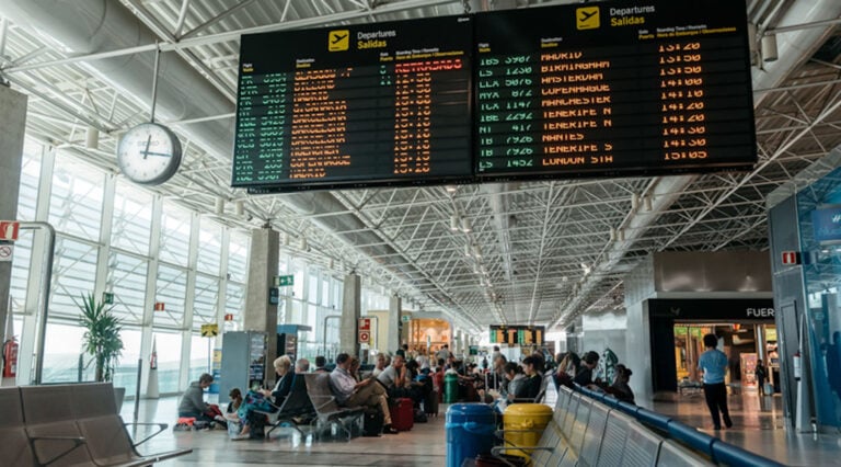 Los aeropuertos canarios registraron 4,4 millones de pasajeros en febrero, un 2% más