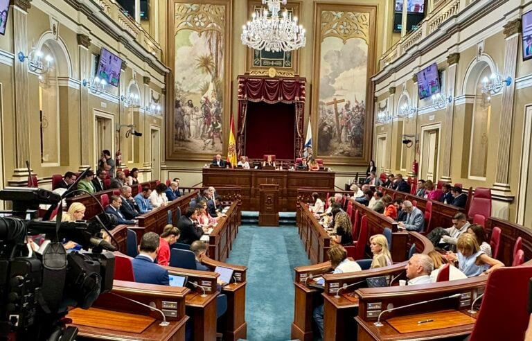El Parlamento de Canarias aprueba colaborar en la ayuda a las personas afectadas por la Dana en Valencia