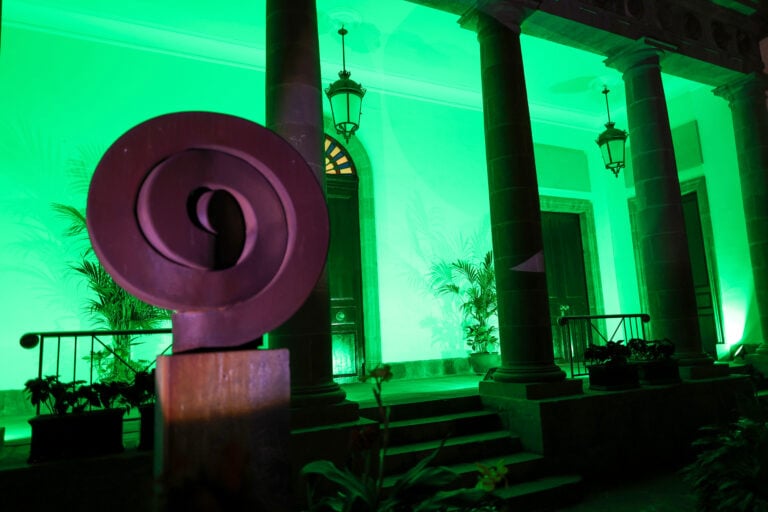 El Parlamento de Canarias ilumina su fachada de color verde con motivo del Día Mundial contra el Cáncer