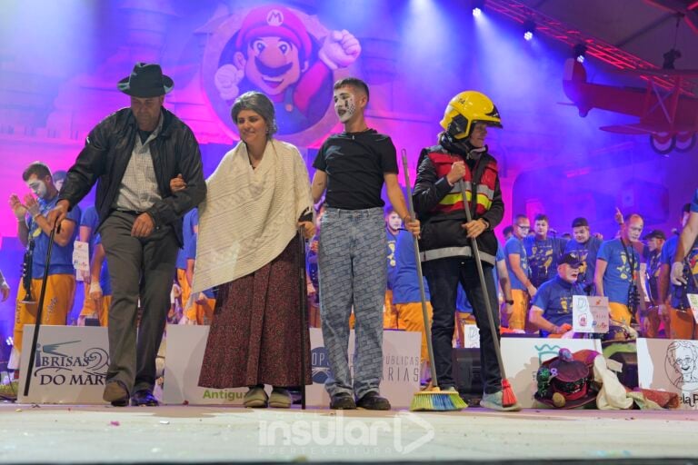 Los Gambusinos sacuden conciencias en el Recinto Ferial: “Nos falta el médico, el colegio y también la paciencia”