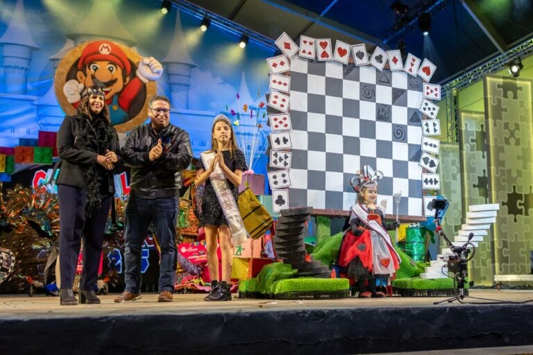 Puerto del Rosario corona a Aina González Vera como Reina Infantil del Carnaval 2025