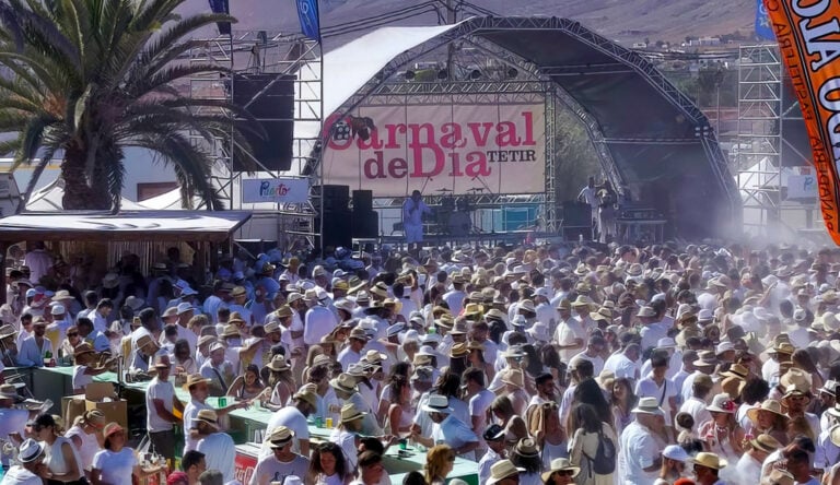 Tetir se viste de blanco para celebrar su Carnaval de Día más esperado