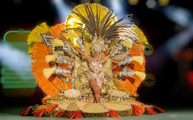 Gran Tarajal ya tiene Reina del Carnaval: Laura Padilla se alza con el título en una gala llena de emoción y fantasía