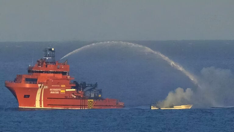 Vertido en el mar, sin afectación a la costa: Salvamento dispersa la mancha de gasoil del barco hundido