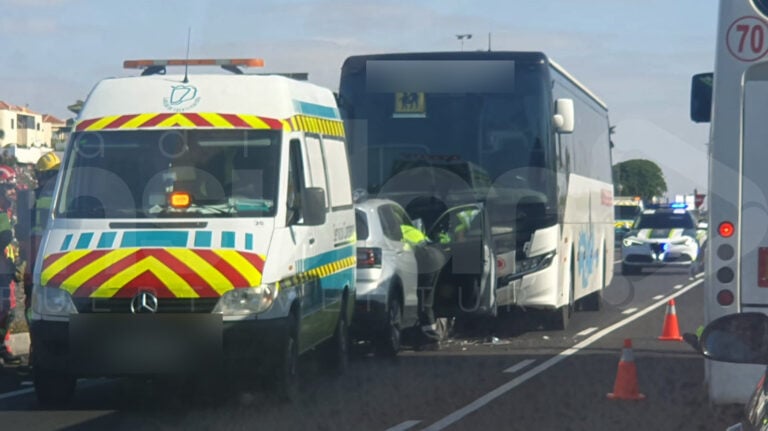 Fallece un hombre de 69 años en una colisión frontal entre un coche y una guagua en Caleta de Fuste