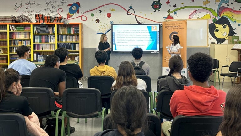 La Asociación Empresarios Puerto del Rosario acerca el comercio local al alumnado del IES Puerto Cabras