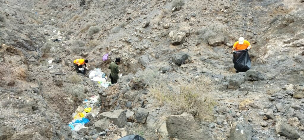 Las cuadrillas extraen del barranco de Río Cabras un contenedor de 5 metros cúbicos lleno de basuras sólo en la zona de Zurita