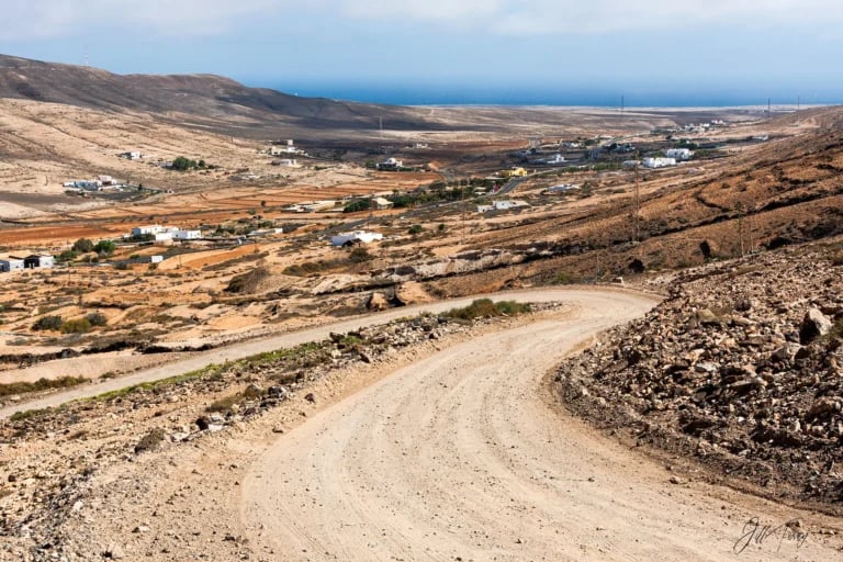 Vecinos de Guisguey acuden al Diputado del Común ante el abandono institucional del Ayuntamiento y el Cabildo