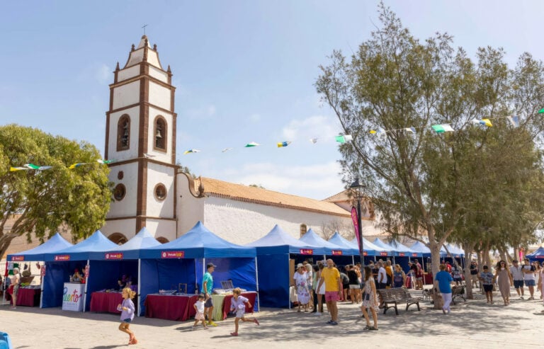 El Mercado de Tetir celebra una edición especial por el Mes de Canarias con talleres, música y tradición