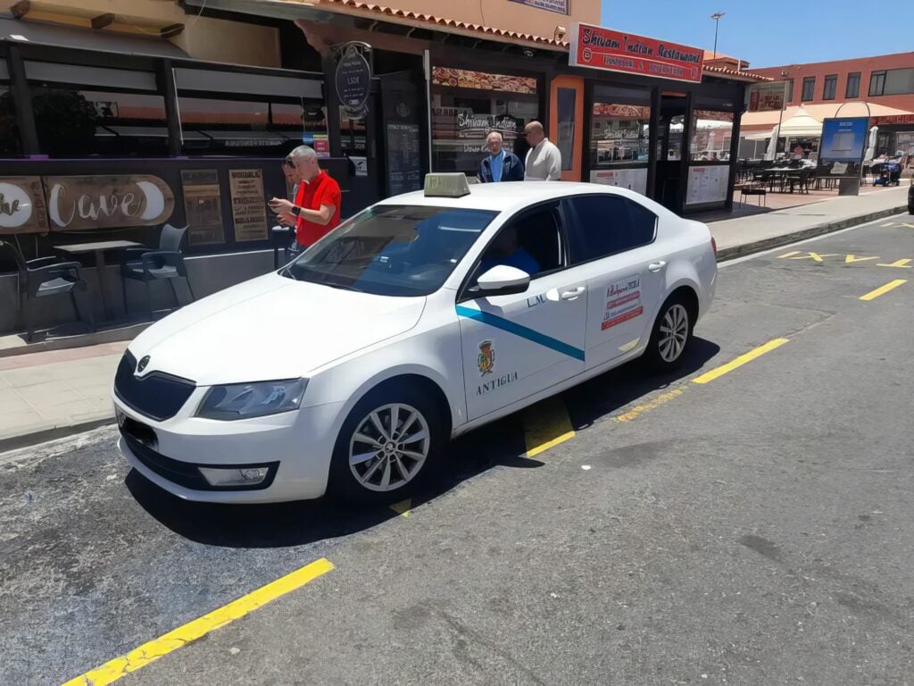 Los taxistas de Antigua convocan paros para defender una vieja demanda del sector: la actualización de la tarifa 1