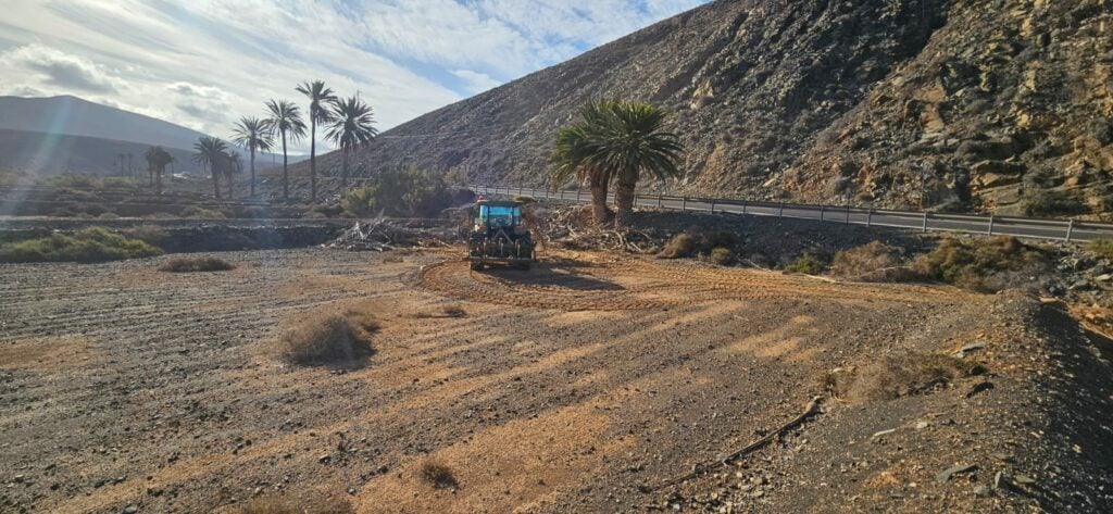 Los tractores agrícolas apoyan a vecinos y ayuntamientos a recuperar “los paisajes identitarios” de las gavias y ponerlas en uso