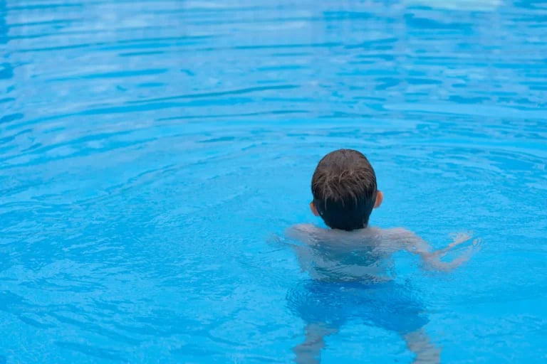 Grave una menor de 3 años tras sufrir un ahogamiento en la piscina de un hotel en el sur