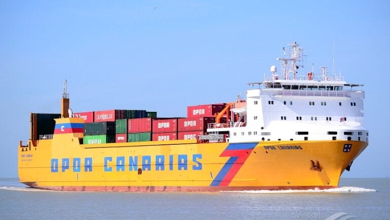 Una avería deja al buque Canarias Express a la deriva en una zona de escasa profundidad próxima a Lobos