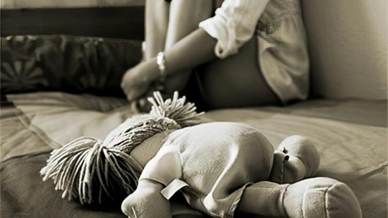 Piden 13 años a un hombre que exigía sexo a la hija de su pareja para levantarle castigos