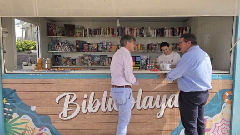 La Biblioplaya abre un verano más en Playa de Los Pozos para fomentar la lectura al aire libre