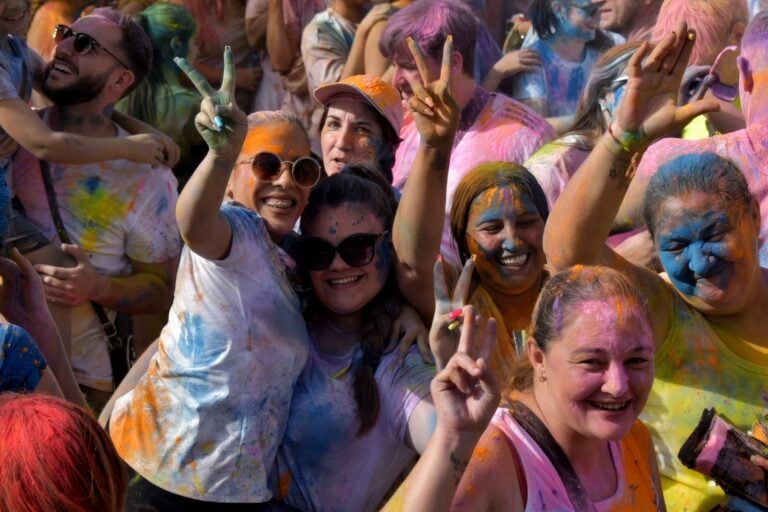 Corralejo se tiñe de alegría: arranca hoy el Fuerteventura Holi Colour Festival