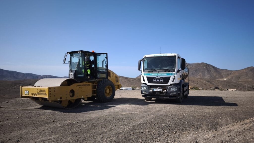 El Cabildo arregla las pistas de tierra en la zona entre Tarajalejo y Tamaretilla, en Tuineje