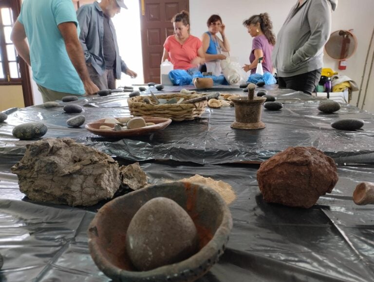 El Cabildo impulsa la recuperación de oficios tradicionales con un taller de alfarería aborigen en Tetir