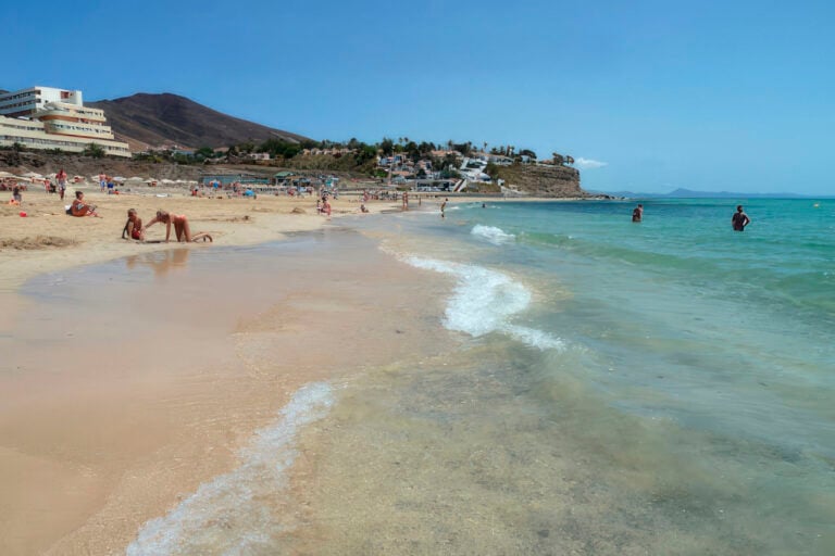El SUC traslada grave a una mujer rescatada en la Playa de Las Gaviotas