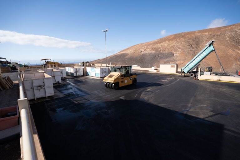 El Cabildo mejora el punto limpio de Mal Nombre y anuncia nuevo servicio móvil de reciclaje