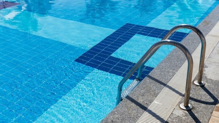 Un niño de 2 años en estado grave tras un incidente en una piscina de un hotel en el sur