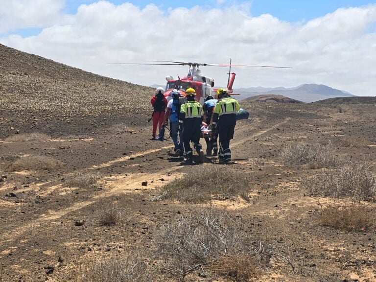 Rescatado en helicóptero un senderista accidentado en el malpaís de El Bayuyo, La Oliva